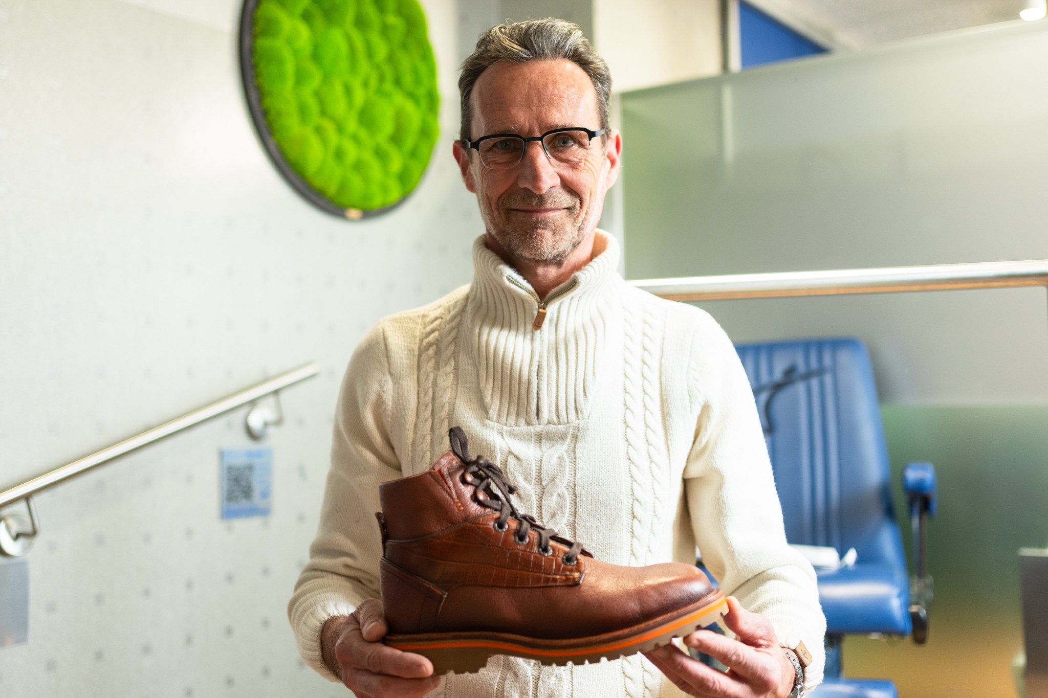 Kunde bei der Schuhberatung mit einem Orthopädietechniker bei Jordan Schuhtechnik