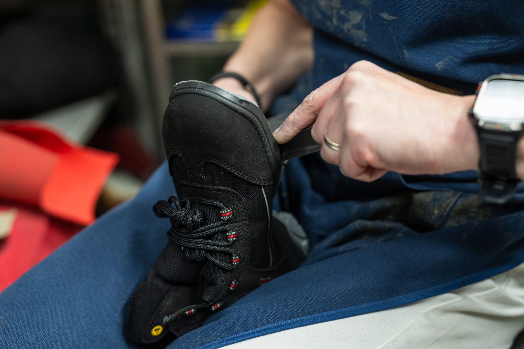 Hände bei der Maßschuh-Anpassung – fachgerechte Schuhversorgung bei Jordan Schuhtechnik