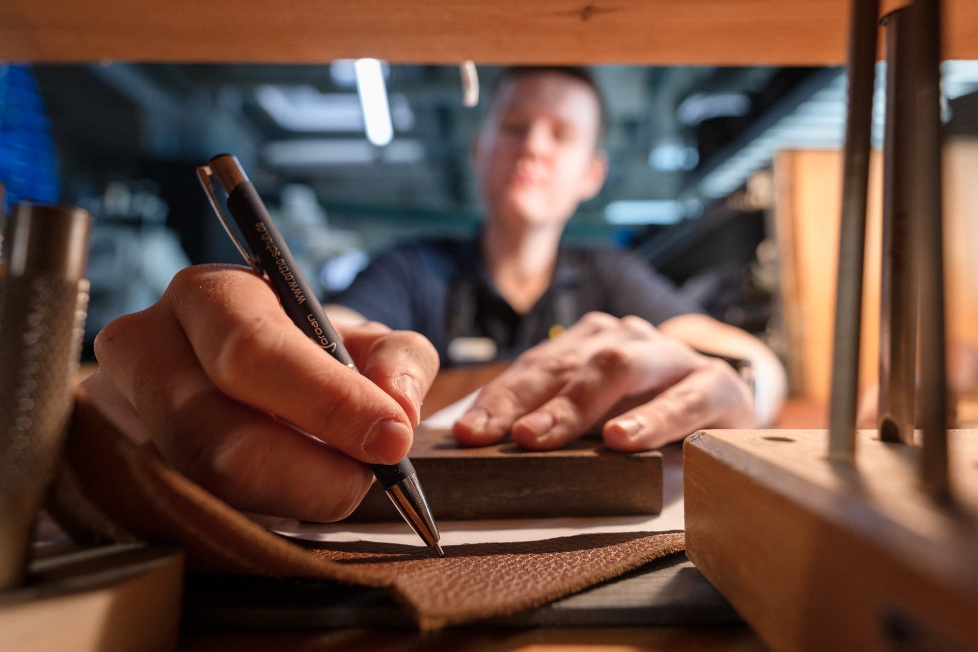 Orthopädietechniker bearbeitet Leder für individuellen Maßschuh bei Jordan